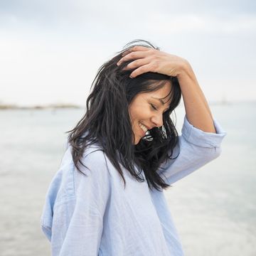 mujer con blusa azul
