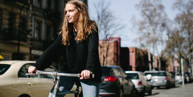 Jonge vrouw op de fiets 