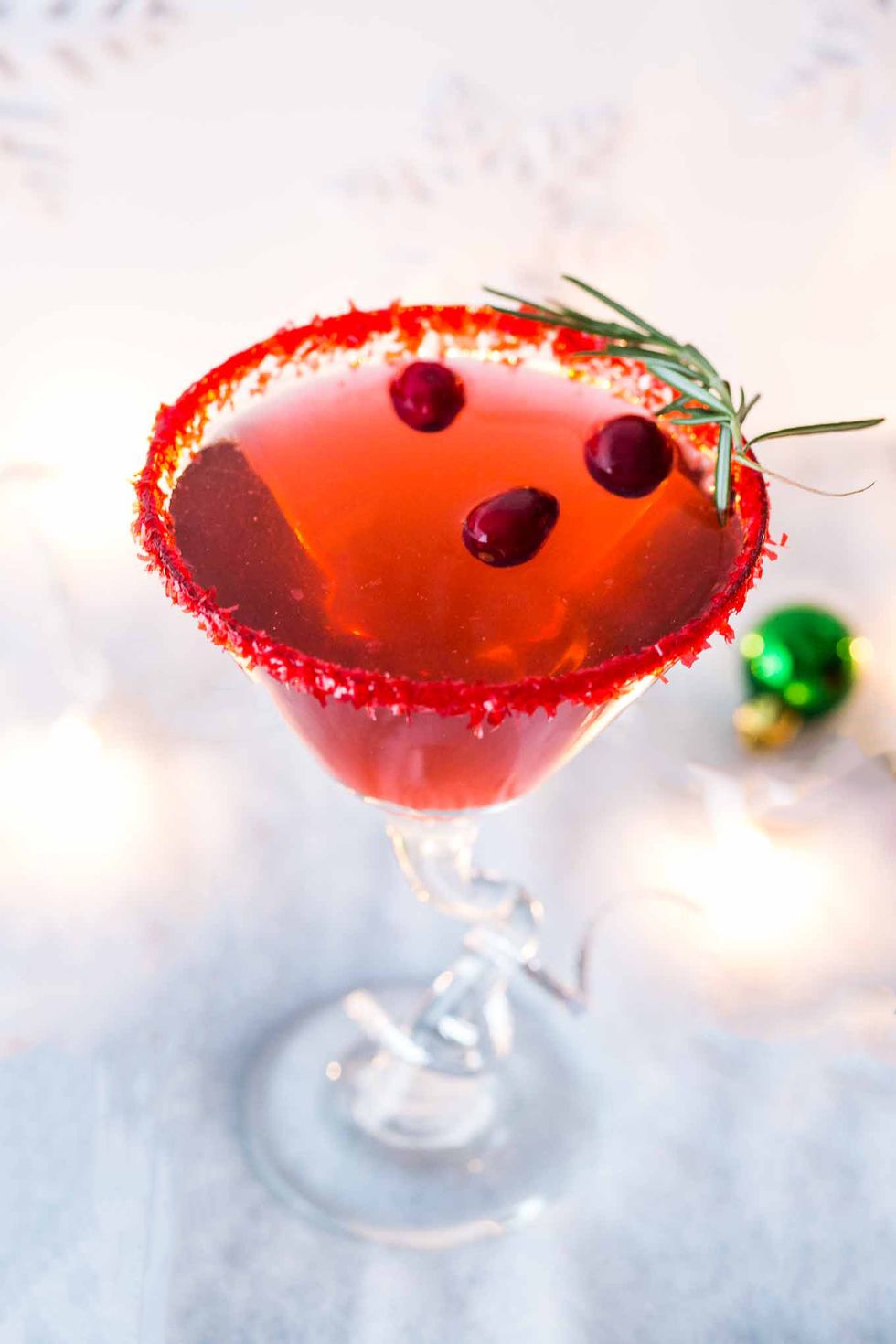 https://hips.hearstapps.com/hmg-prod/images/smirnoff-holiday-cosmo-6-1544813782.jpg?crop=1xw:1xh;center,top&resize=980:*