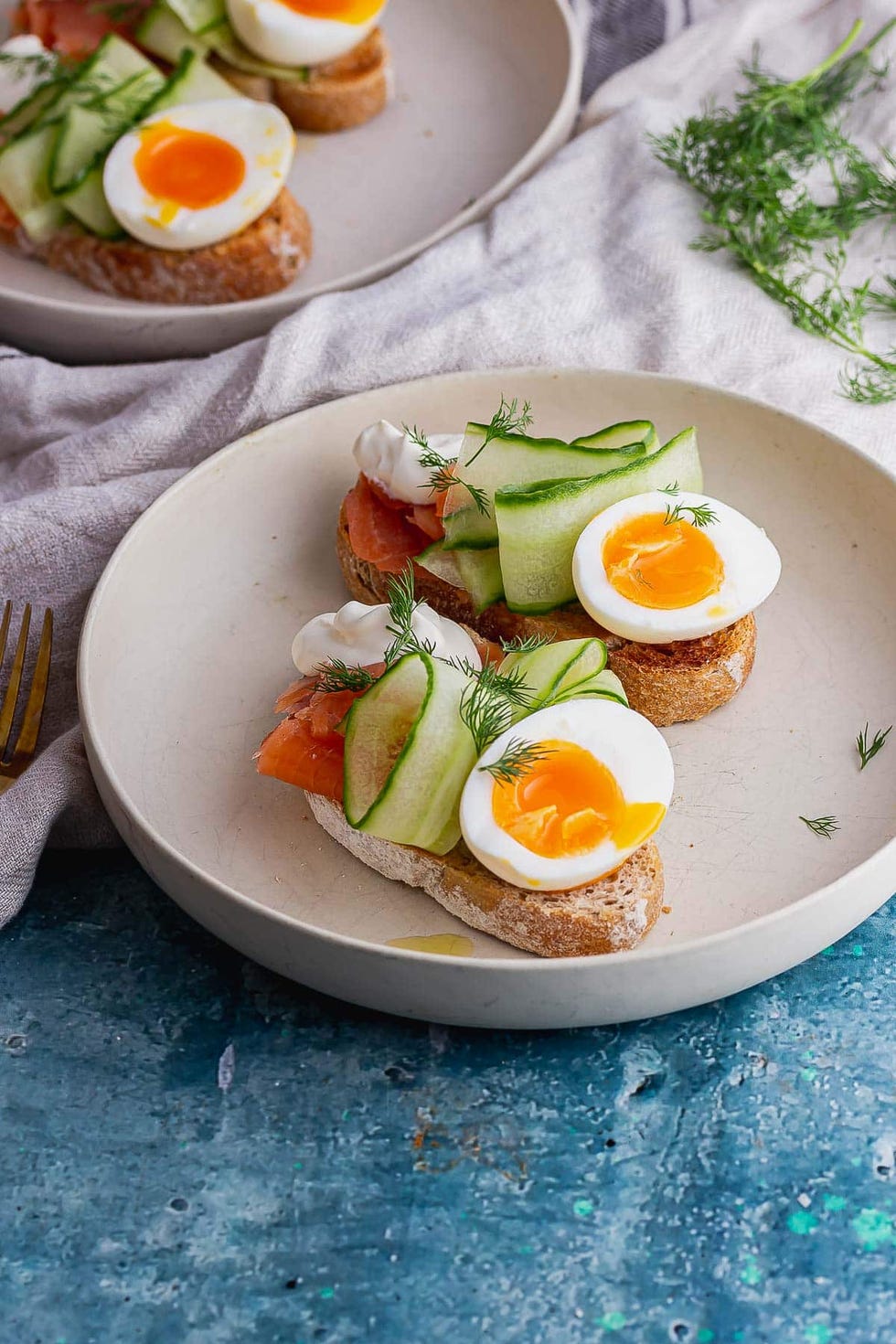 tostas de salmón ahumado con cintas de pepino