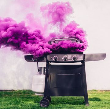 barbecue met roze rook