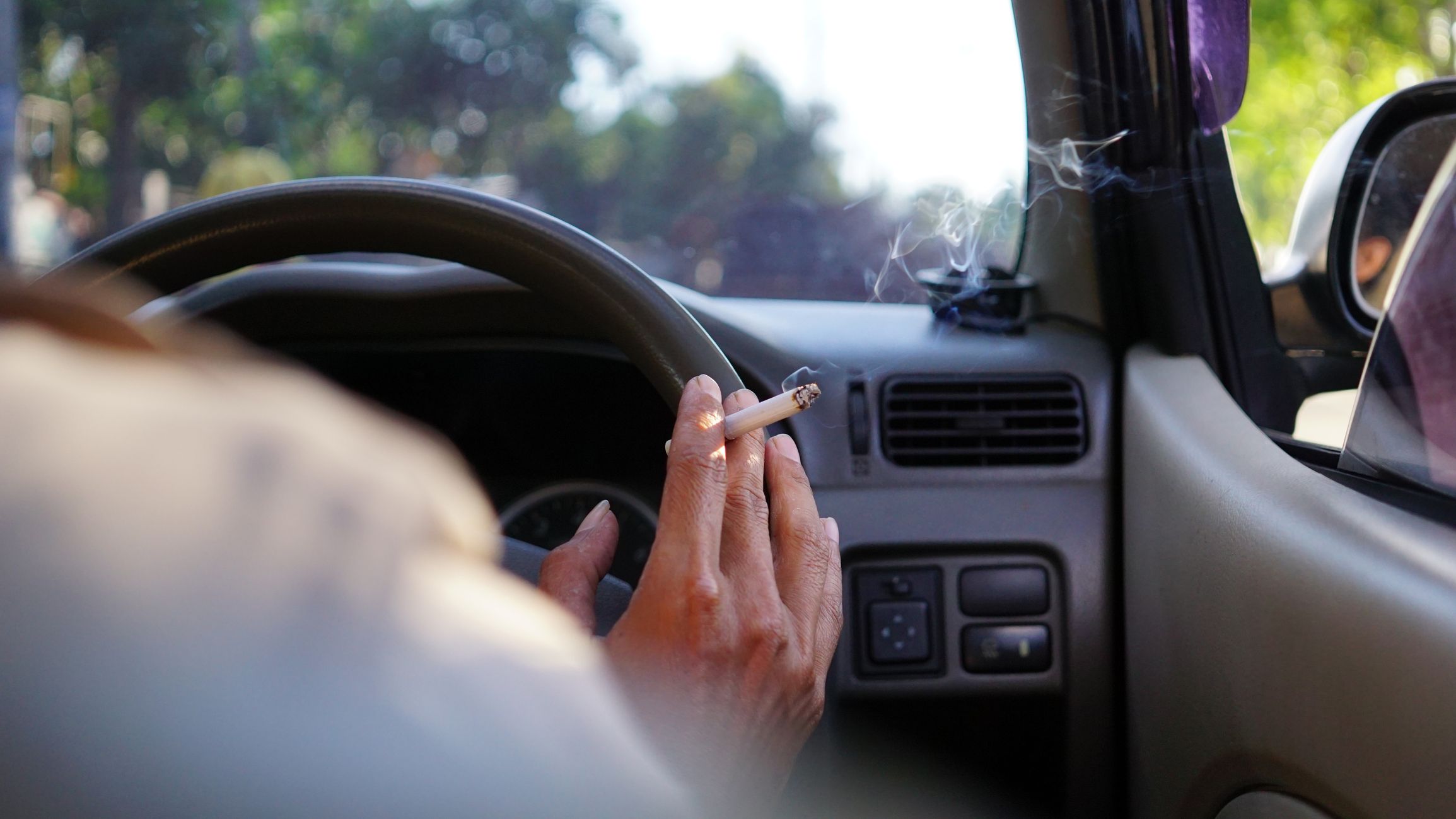 Cómo eliminar el olor a tabaco del coche de forma rápida