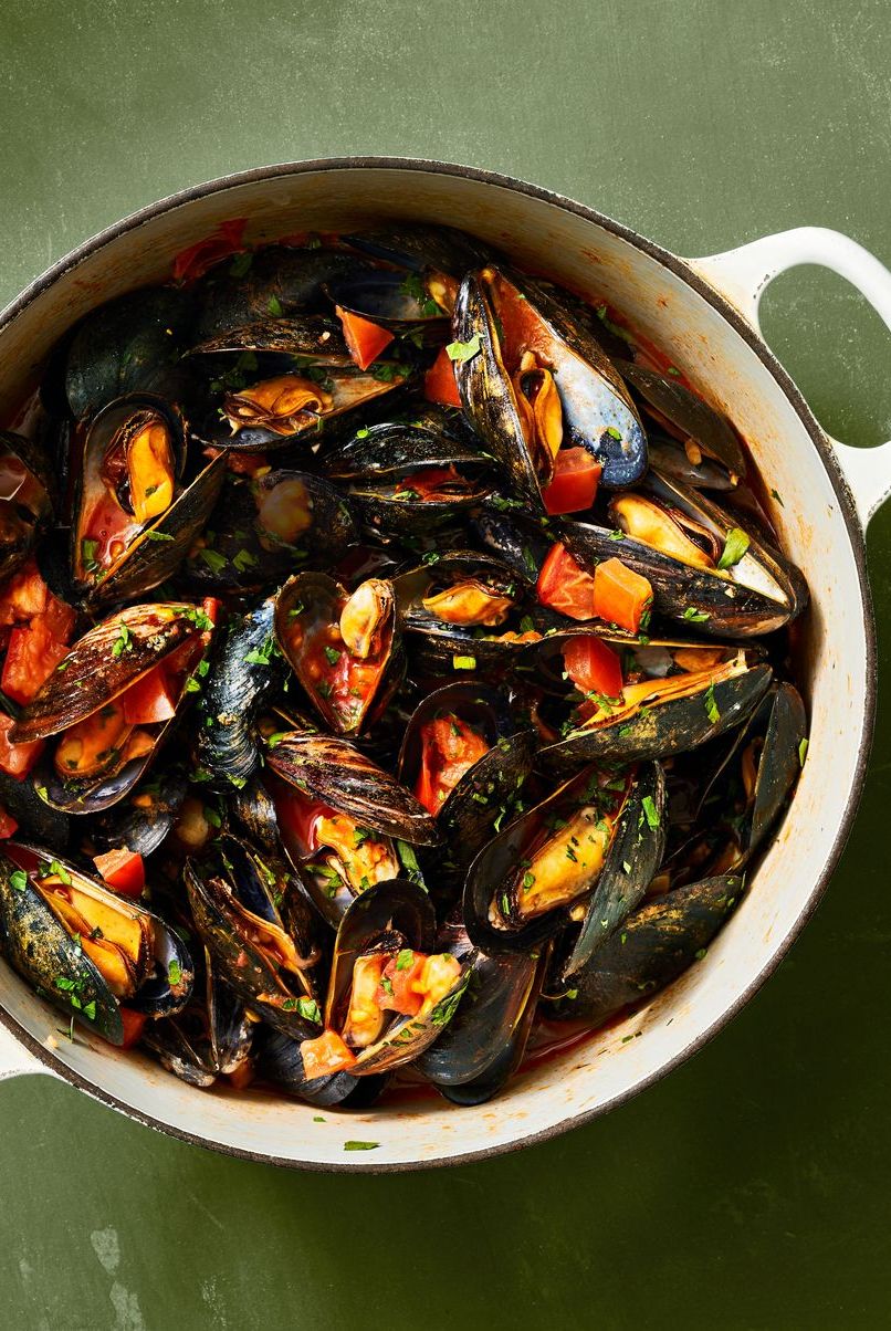 mussels pomodoro in a dutch oven pot