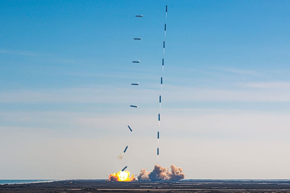 https://i.natgeofe.com/n/05684d72-471b-4ec2-9a9b-b040cc160c5a/SN9-stack.jpg Op 2 februari lanceerde SpaceX de prototyperaket Starship Serial Number 9 SN9 tijdens een testvlucht op grote hoogte Hoewel de SN9 een explosief einde kende tijdens de landingspoging slaagde SpaceX er in mei in om het volgende prototype te laten landen Starship is de grootste raket die ooit is gebouwd en is volledig herbruikbaar