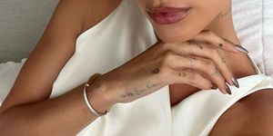 tatuaggi sulle mani piccoli donna nuove idee foto tatuaggi stilizzati mano dita hailey bieber giulia de lellis chiara ferragni significato fanno male