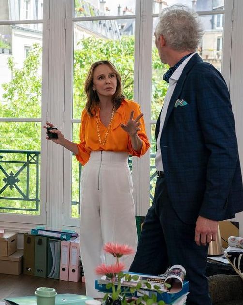 《艾蜜莉在巴黎》第三季穿搭總盤點！「艾蜜莉、卡蜜兒、希維爾、敏迪」的時髦法式造型一次解密