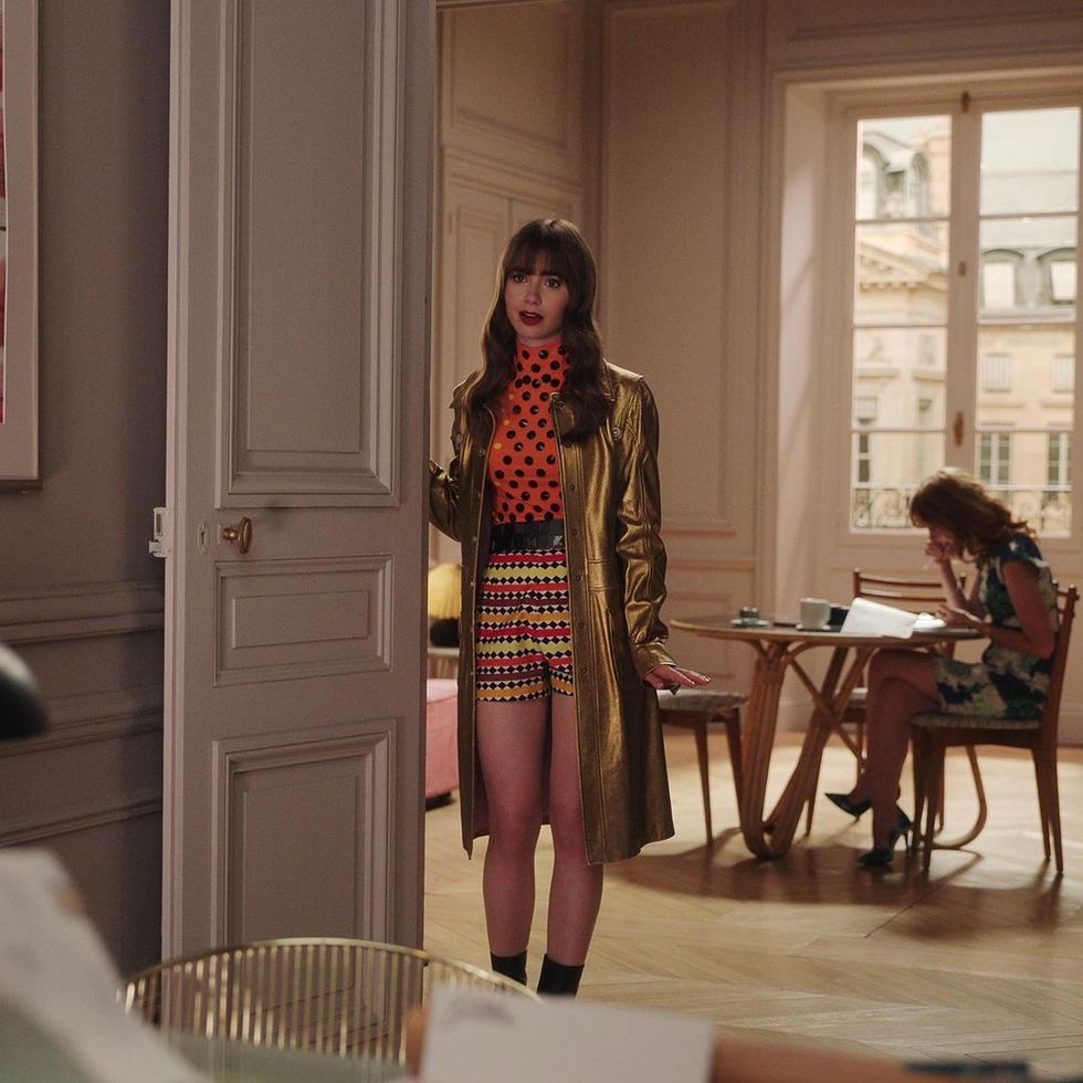 《艾蜜莉在巴黎》第三季穿搭總盤點！「艾蜜莉、卡蜜兒、希維爾、敏迪」的時髦法式造型一次解密