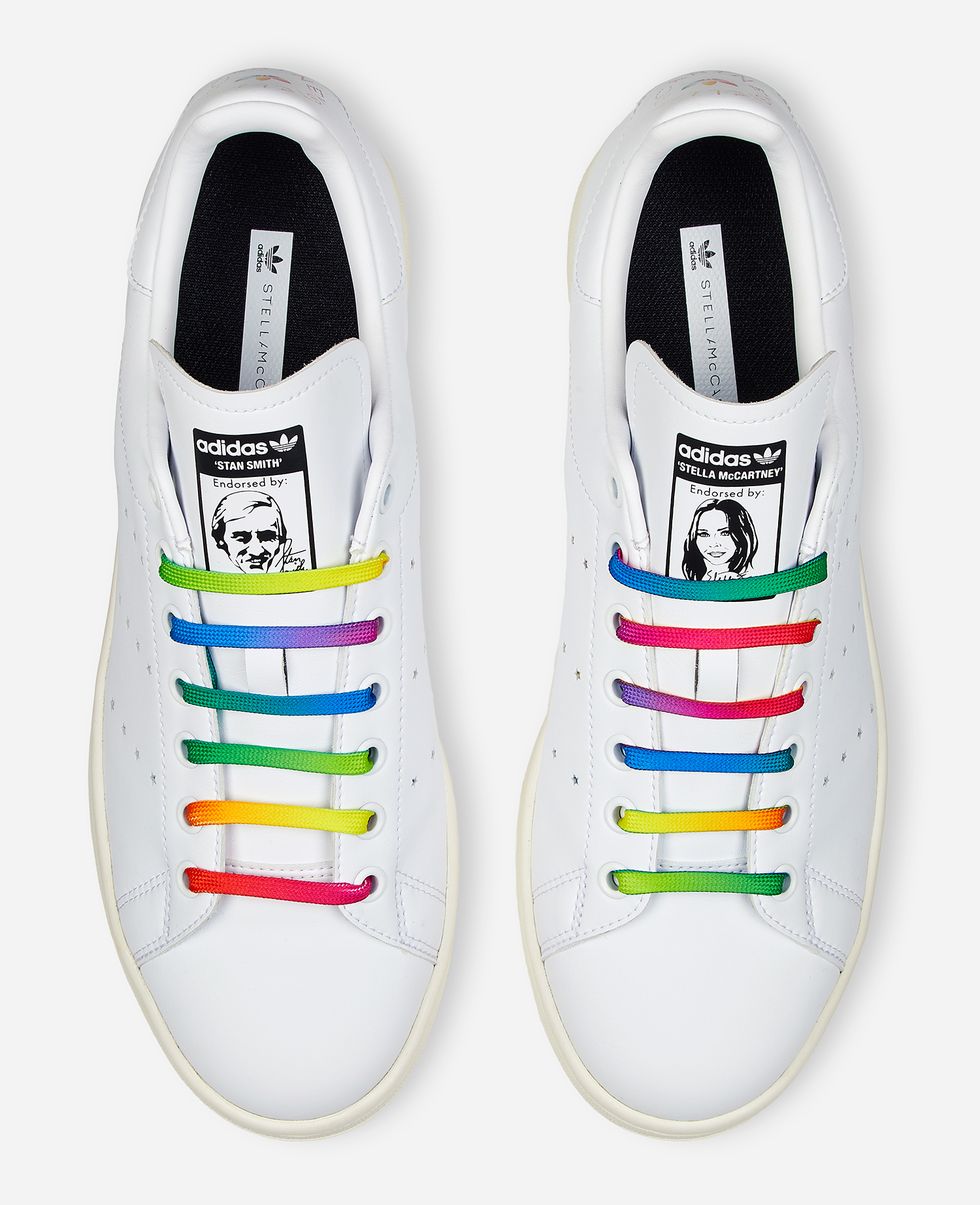 Le adidas scarpe non deludono mai, specialmente nella nuova edizione Stella Stan Smith 2.0 con Stella McCartney dove i colori arcobaleno accendono le stringhe.