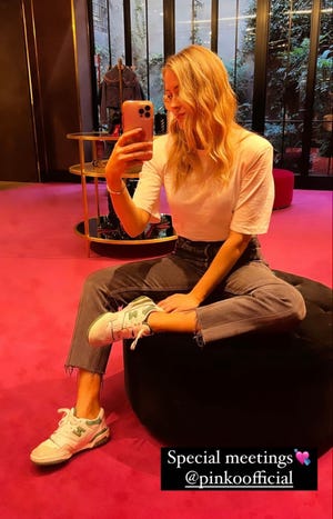 Moda inverno 2023: il tailleur rosa di Valentina Ferragni è elegante