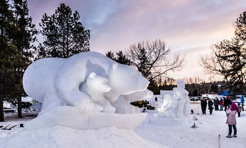 Dwaal rond door de Sculpture Garden met enorme sneeuwsculpturen gemaakt door artiesten van over de hele wereld