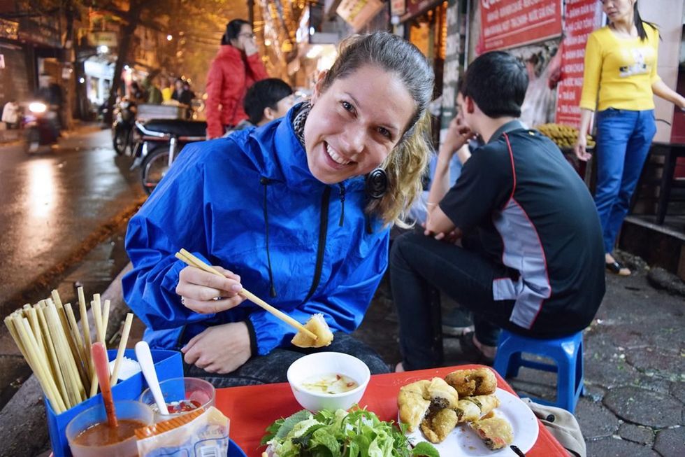 Veerle proeft dumplings en kussencakes tijdens een street foodtour in Vietnam