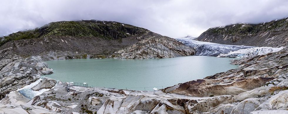 Beelden van de Zwitserse Rhnegletsjer uit 2007 2016 en 2021 laten zien hoe sterk de gletsjer in deze korte tijd al is geslonken Dit beeld is uit 2021