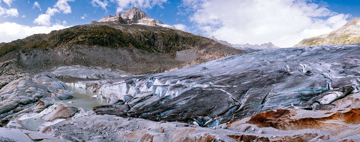 Beelden van de Zwitserse Rhnegletsjer uit 2007 2016 en 2021 laten zien hoe sterk de gletsjer in deze korte tijd al is geslonken Dit is het beeld van 2007