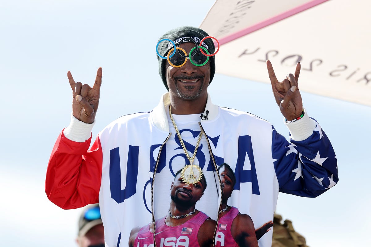 preview for Watch: Snoop Dogg carries Olympic torch on its final leg to Paris