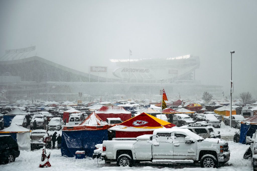 How  Prime's 'TNF' studio crew stayed warm during Titans-Packers at  Lambeau Field