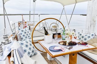 snowhawk-wooden-sailing-yacht-sloss-breakfast-banquette-cockpit