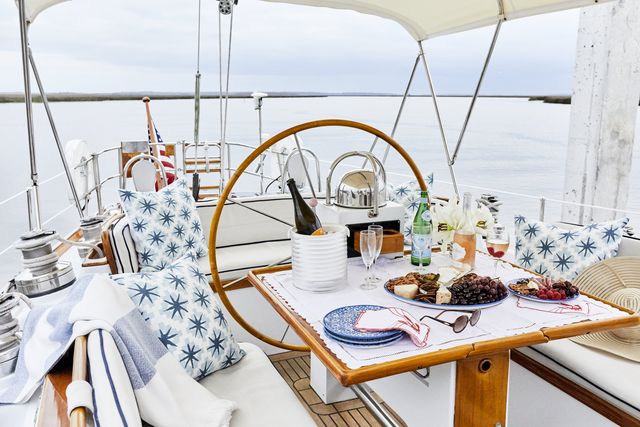 snowhawk-wooden-sailing-yacht-sloss-breakfast-banquette-cockpit
