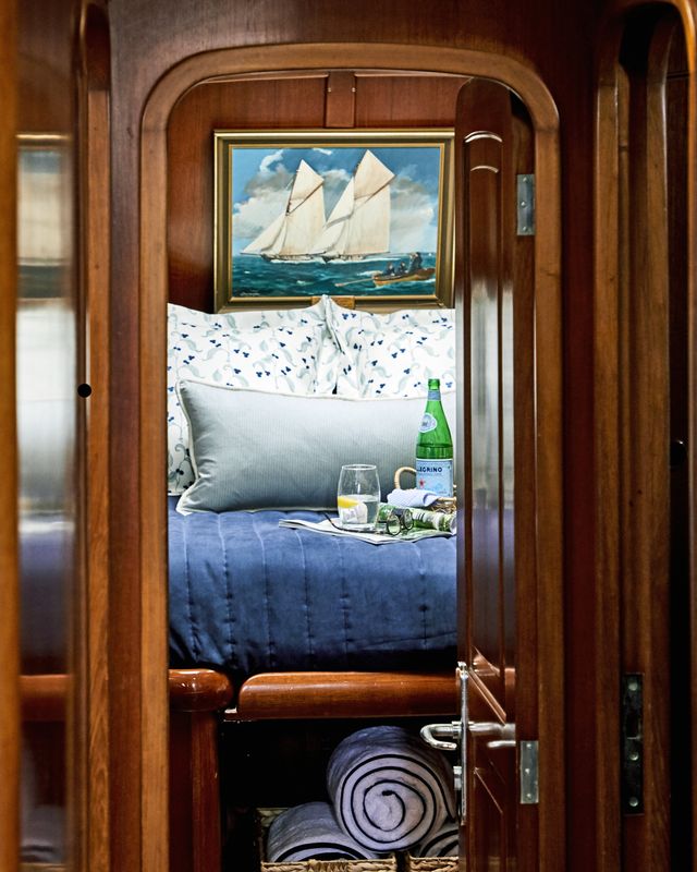 snowhawk-wooden-sailing-yacht-sloss-forward-cabin-bed