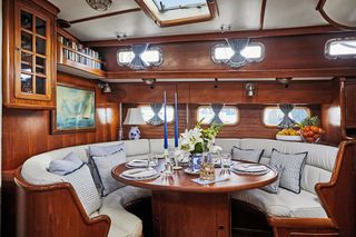 snowhawk-wooden-sailing-yacht-sloss-interior-banquette