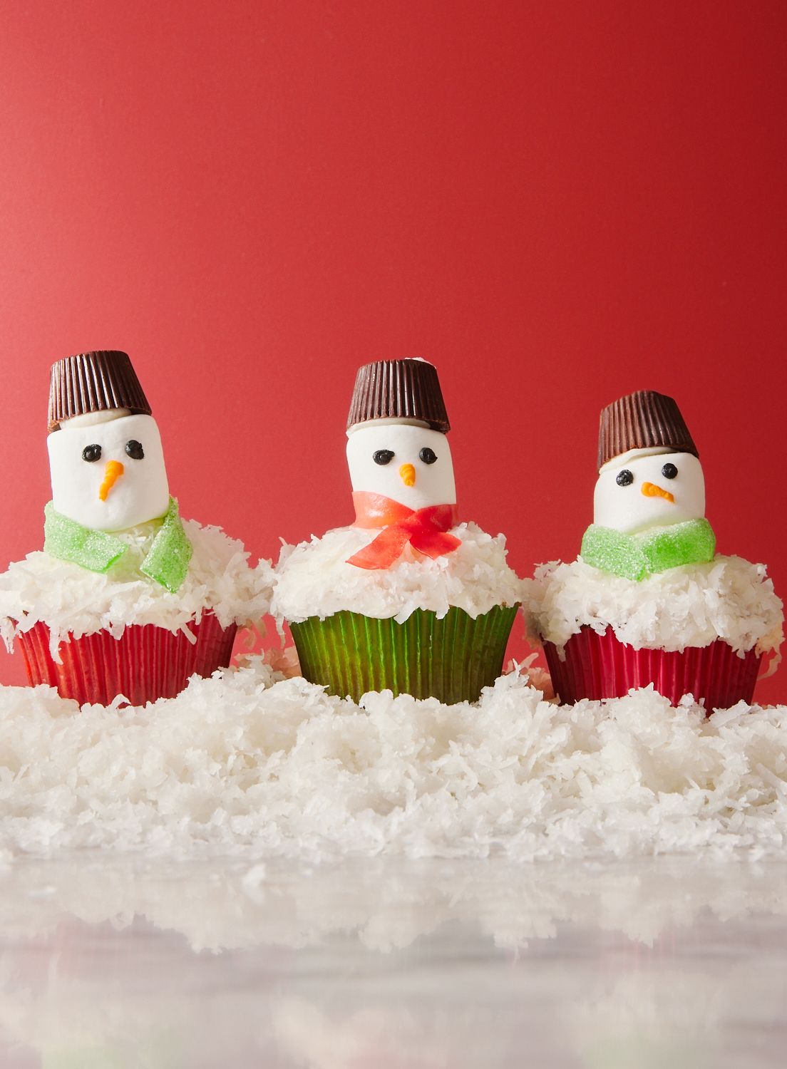 https://hips.hearstapps.com/hmg-prod/images/snowman-cupcakes2-1669143889.jpg