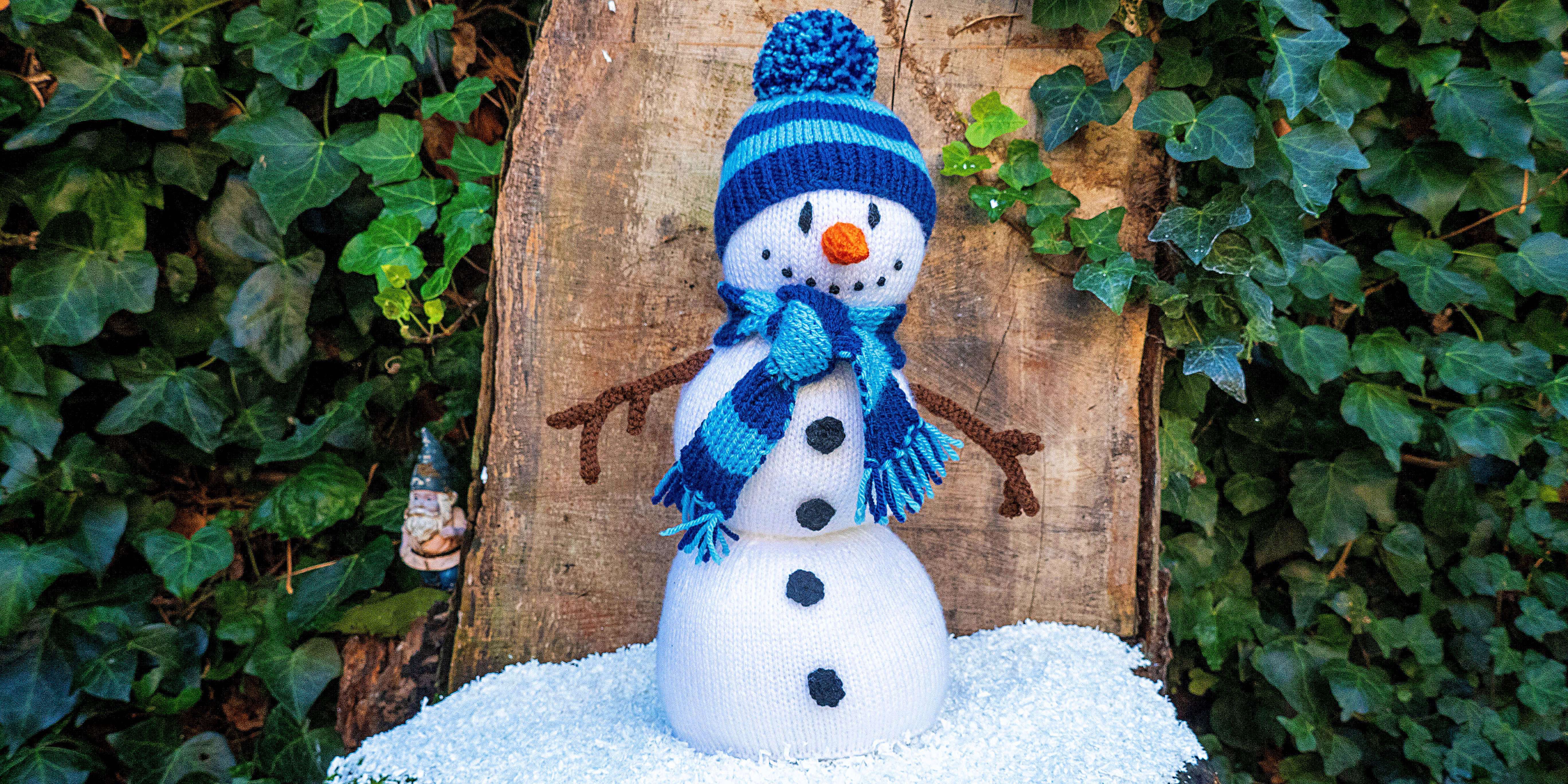 Free snowman knitting pattern – perfect to make for Christmas