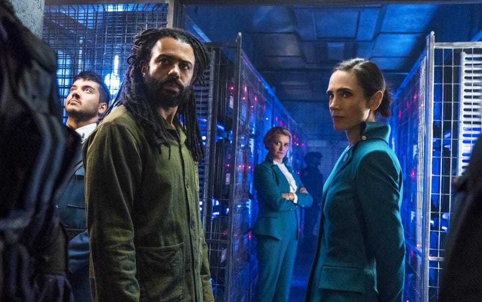 jennifer connelly en una imagen de la serie de netflix snowpiercer rompenieves