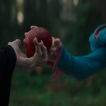 Biancaneve (l r): gal gadot as the evil queen and rachel zegler as snow white in disney’s live action snow white. photo courtesy of disney. © 2024 disney enterprises inc. all rights reserved.