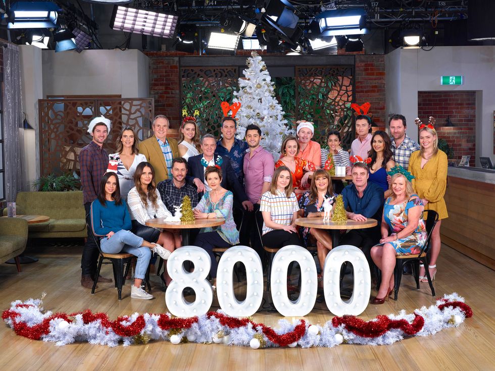 Neighbours on X: Happy 8000th Episode from the #Neighbours cast of 1985!  See any familiar faces?! 🎉  / X