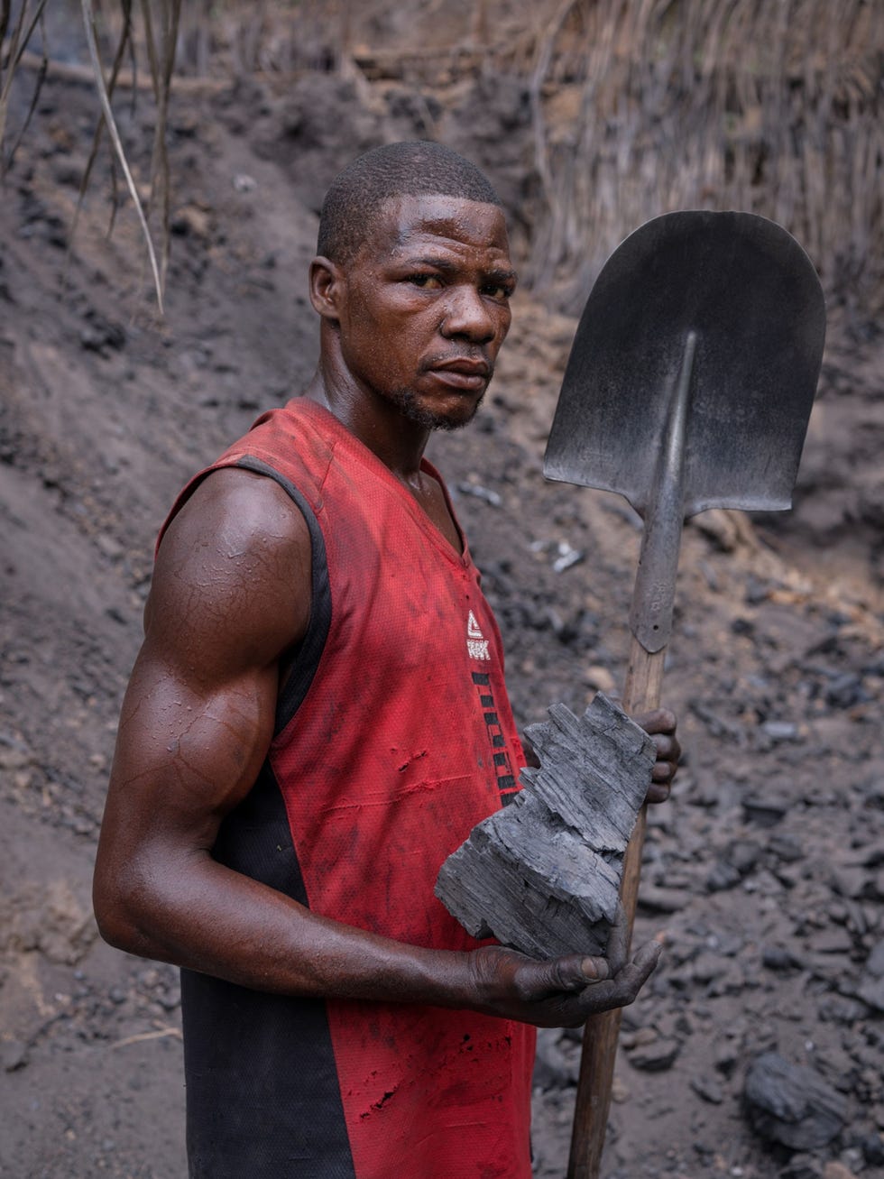 Papa Lukombo Kop gebruikt een traditionele weinig efficinte kiln om houtskool te maken van blokken hout met behulp van hitte Een belangrijke oorzaak van ontbossing in de DRC is de nietduurzame exploitatie van het regenwoud om te voldoen aan de groeiende vraag naar houtskool
