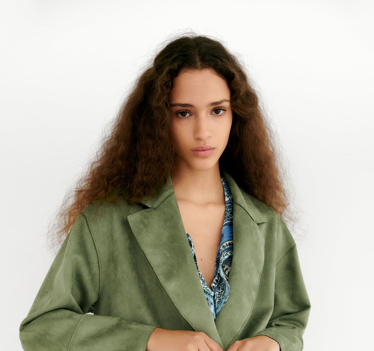 gabardina chaqueta verde de ante Zara