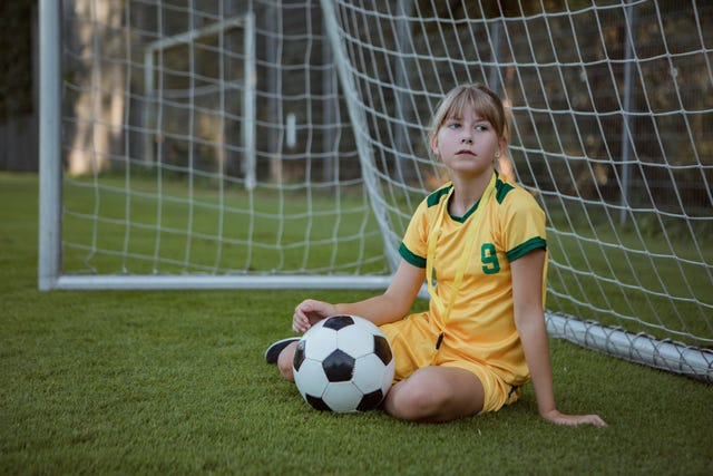 nina equipacion futbol sentada