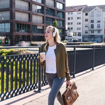 vrouw vervangt social media door wandelen