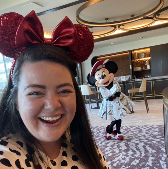 selfie with minnie at disney character dining