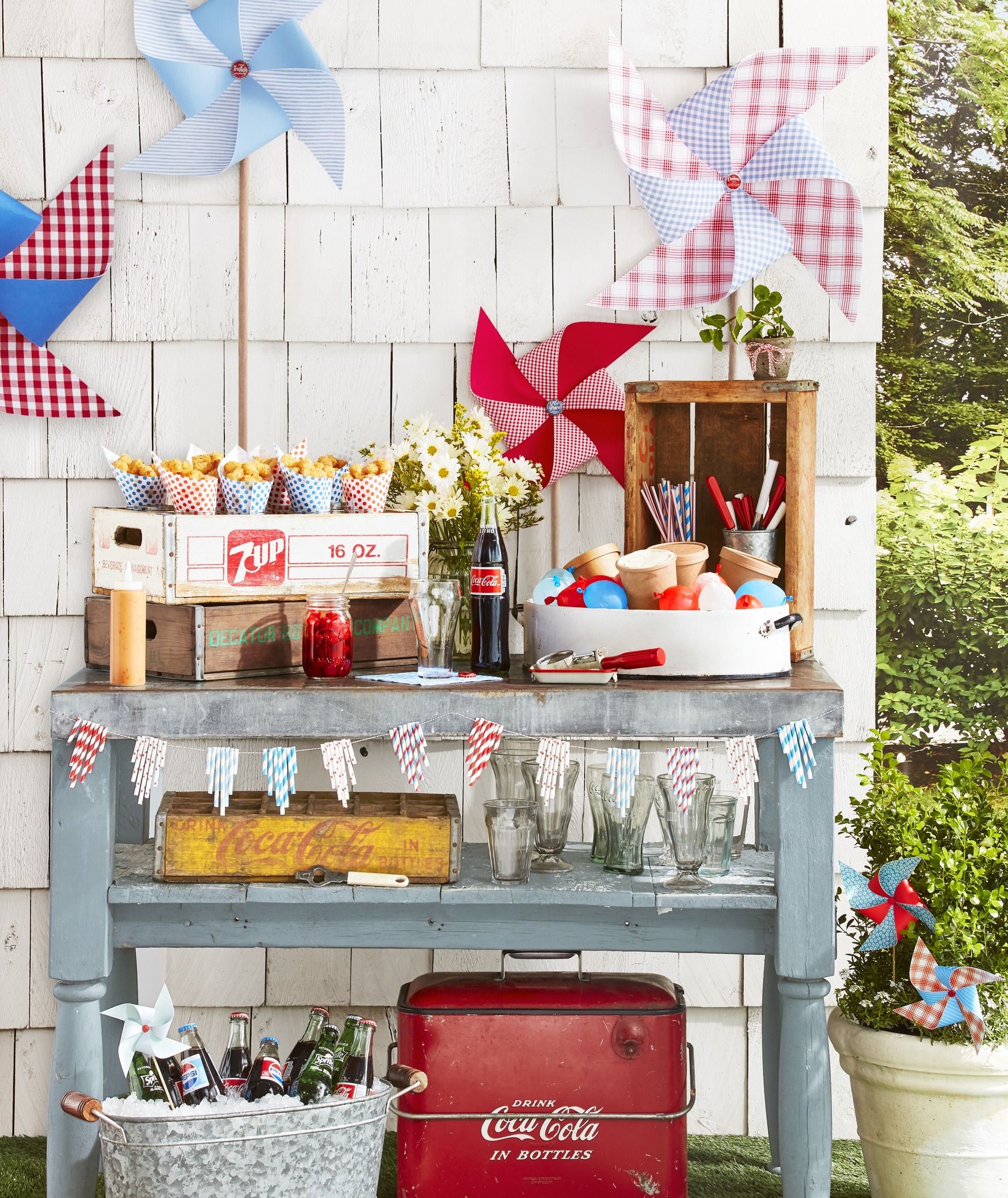 https://hips.hearstapps.com/hmg-prod/images/soda-float-patriotic-fourth-of-july-home-bar-ideas-country-living-1561670339.jpg