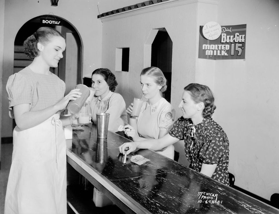 30 Vintage Photos of Ice Cream Parlors - Vintage Soda Fountain Pictures