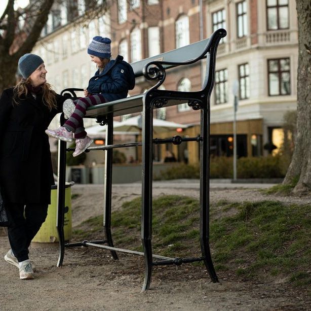 サステナ＆デザイン大国・デンマーク「通常より85㎝高い」ベンチを街中に設置、海面上昇の脅威を視覚的に表現