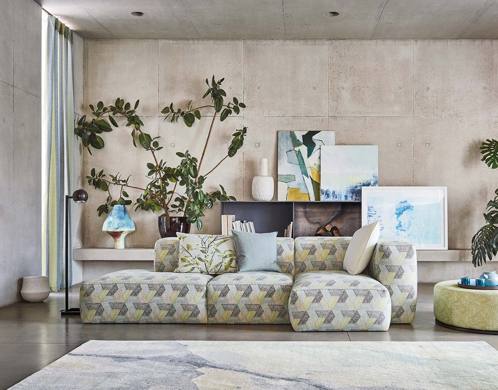 Salón con sofá tapizado con algodón Escher Multi, de Romo