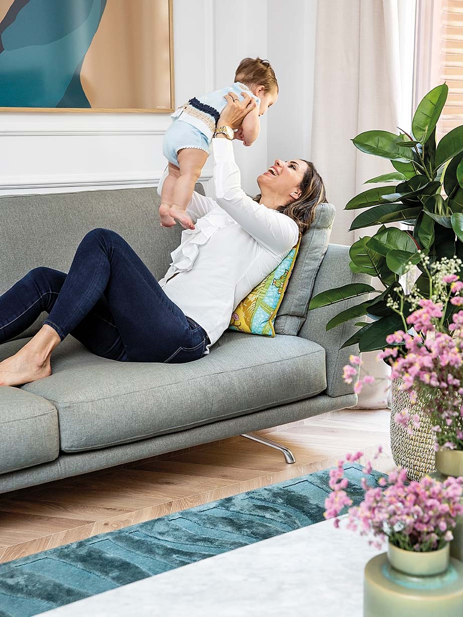 Couch, Leg, Furniture, Comfort, Shoulder, Living room, Sitting, Room, Leisure, Plant, 