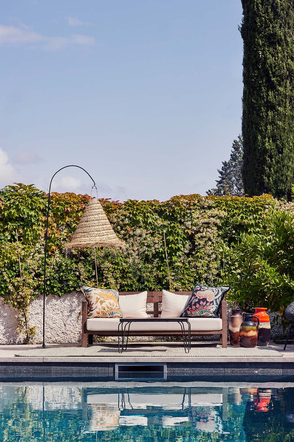 salón exterior junto a la piscina, diseño de inés benavides