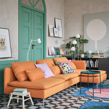 sofá modular con chaiselongue de color naranja