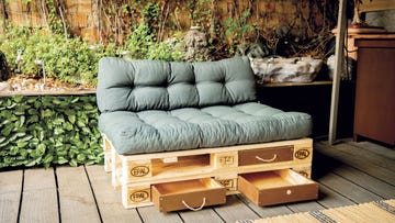 sofá diy hecho con palets y cajones