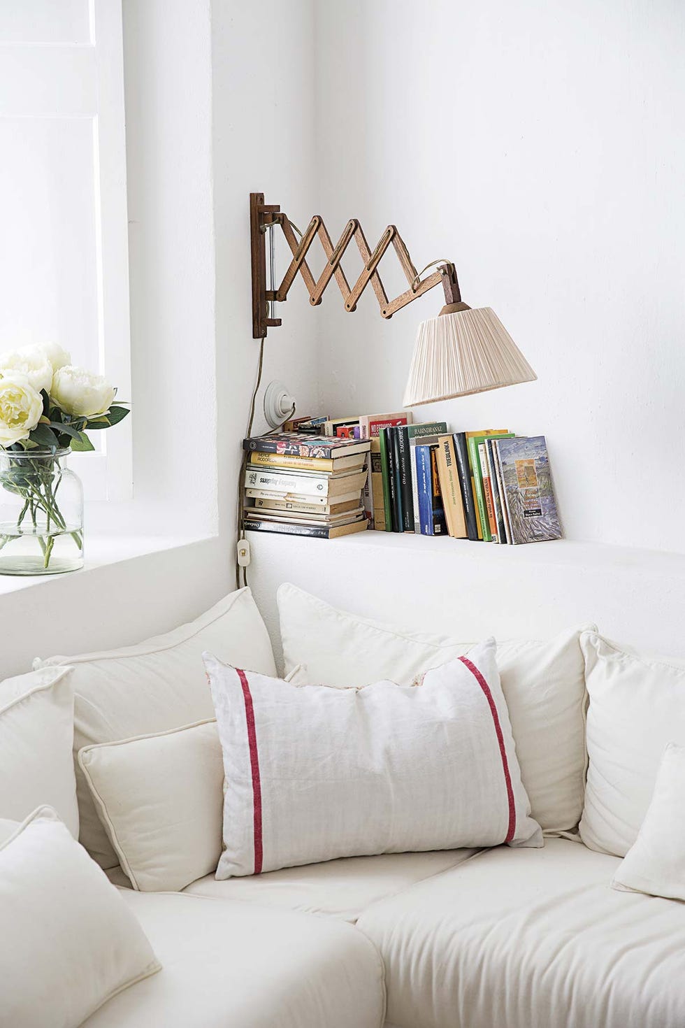 Aprovechar rincones en casa: Poyete librero