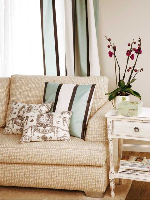 salón comedor rectangular con estilo romántico