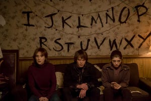 decoración sofás series netflix stranger things