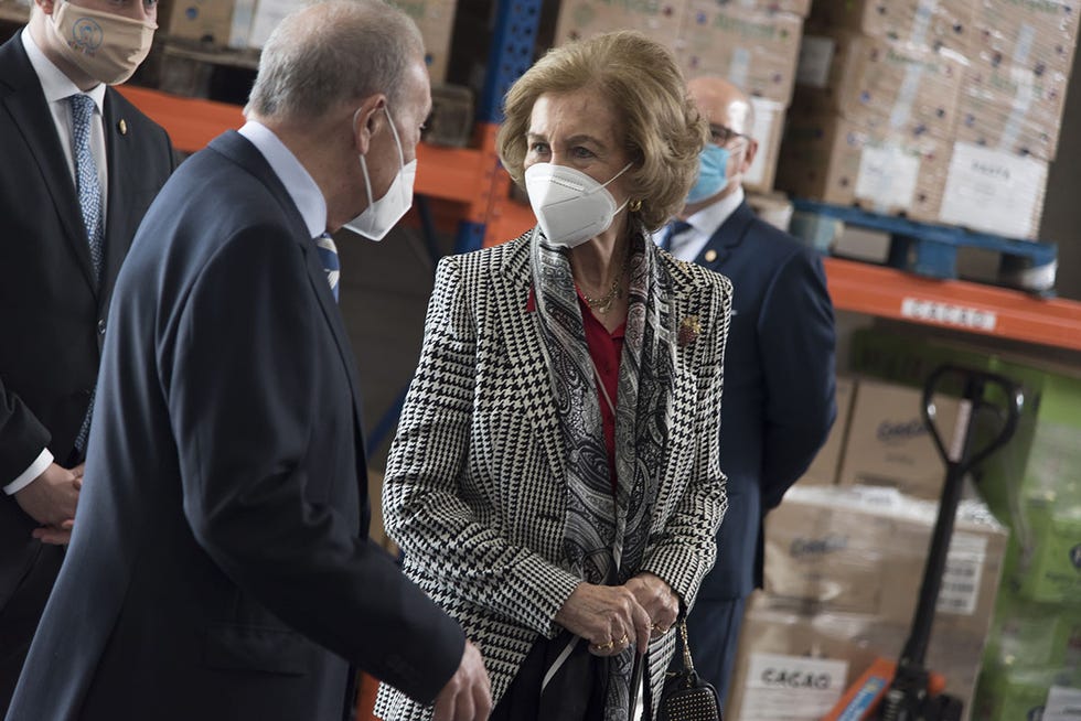 la reina sofí­a durante la visita al banco de alimentos de albacete