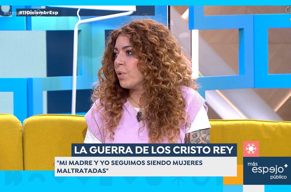 la hija de barbara rey en el plato de antena 3 con un chaleco rosa