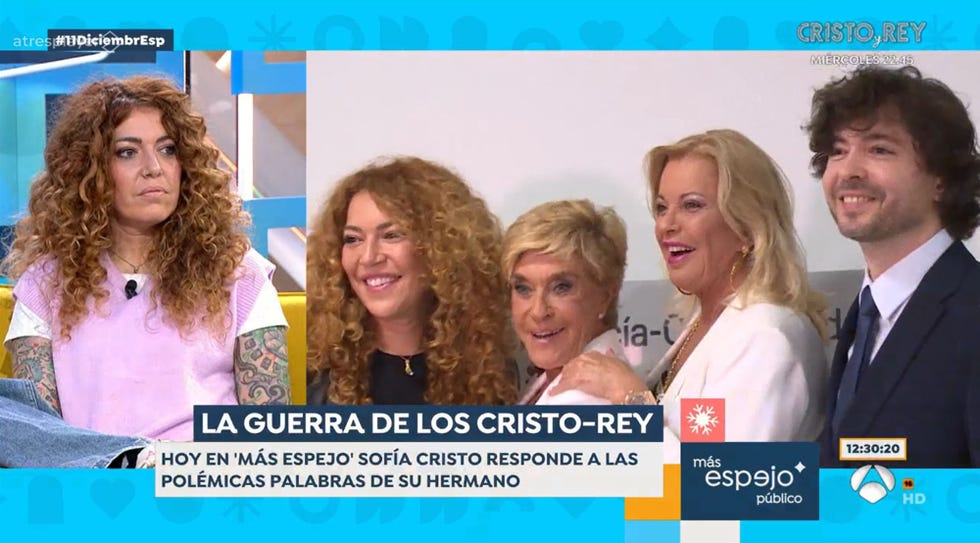 la hija de barbara rey en el plato de antena 3 con un chaleco rosa