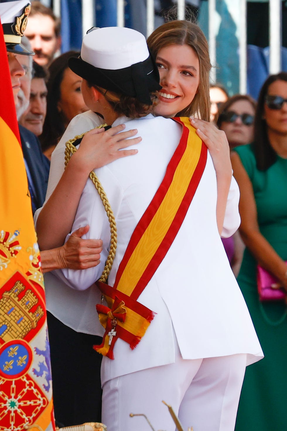 la princesa leonor y la infanta sofia, abrazadas en infanta sofia de borbon en la jura de bandera y entrega de despachos de la escuela naval de marin