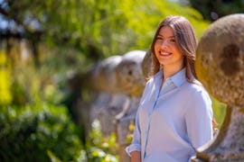 la hija menor de los reyes felipe y letizia en los jardines del palacio real de madrid