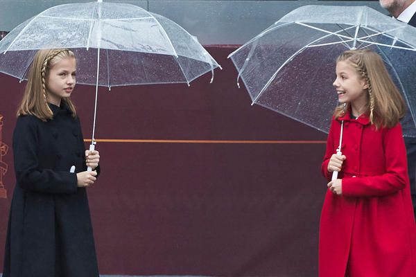 Sleeve, Umbrella, Fashion, Street fashion, Rain, Precipitation, Overcoat, 